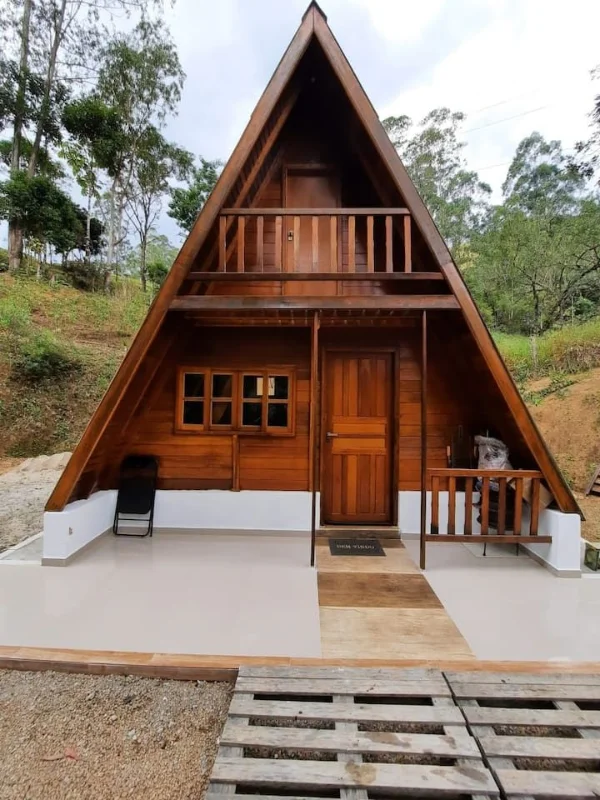 Chalé A-frame completo em madeira com base de concreto branco