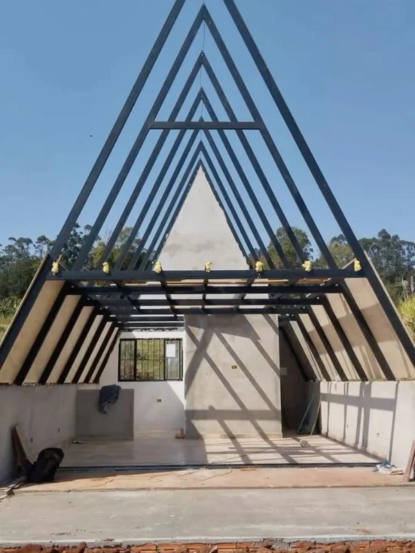 Estrutura metálica A-frame em construção vista de dentro