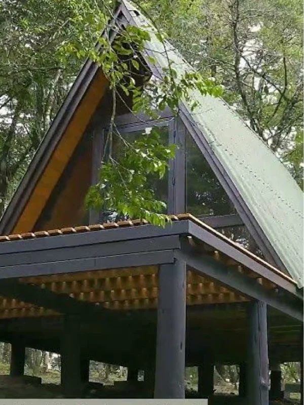 Detalhe do telhado de chalé A-frame com painéis escuros